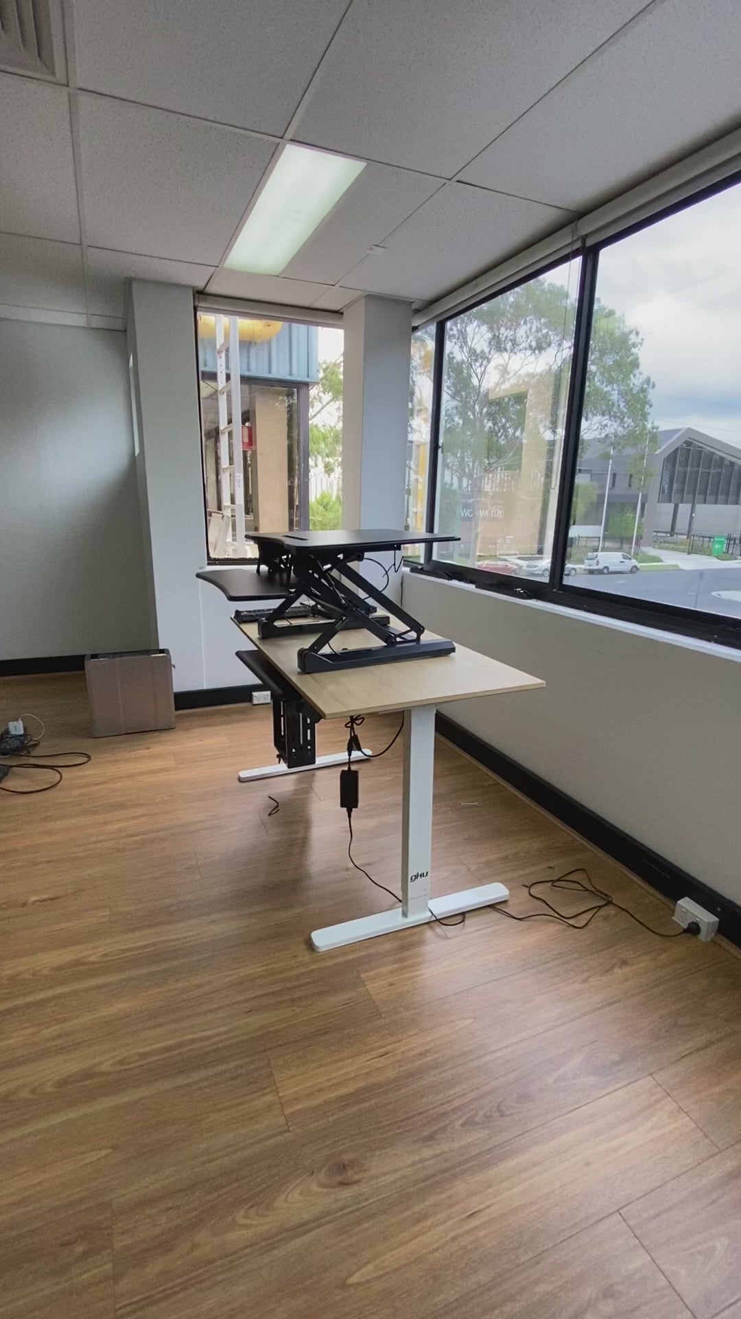 Load video: Sit Stand Desk Adjustable Riser 730x590mm GLD07S
