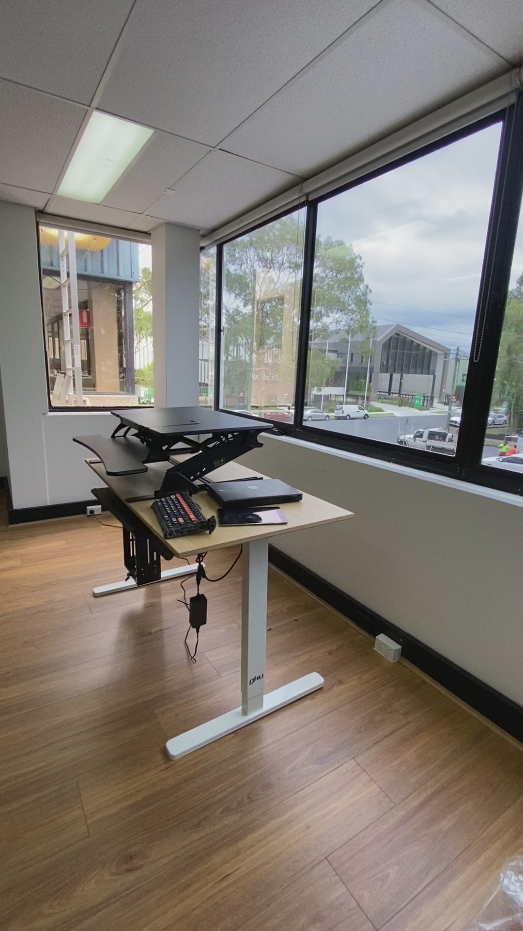 Load video: Sit Stand Desk Adjustable Riser 890x522mm GSD06B