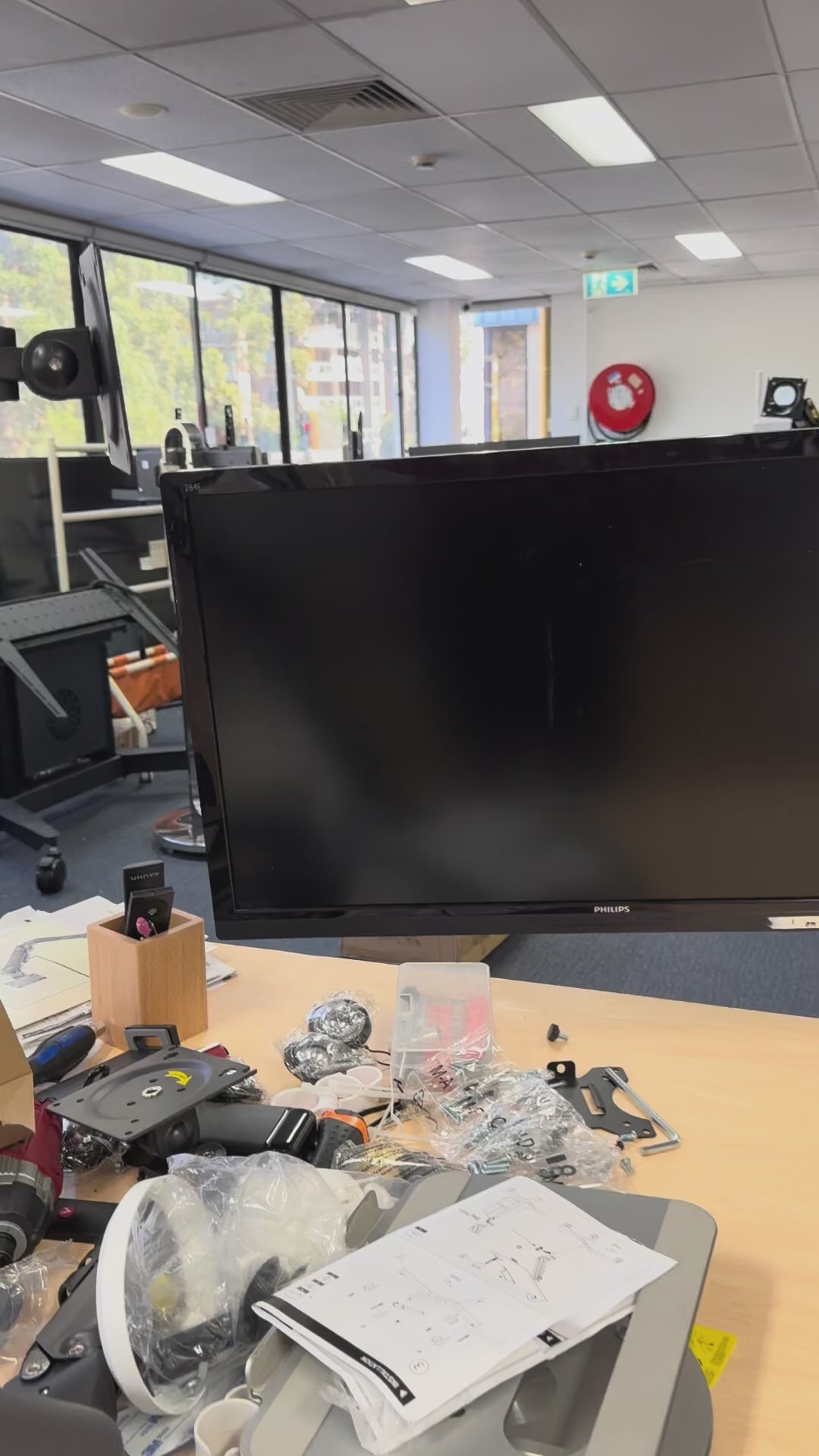 Load video: Pole Mounted Gas Spring Monitor Arms Mount Stand 3 Screens