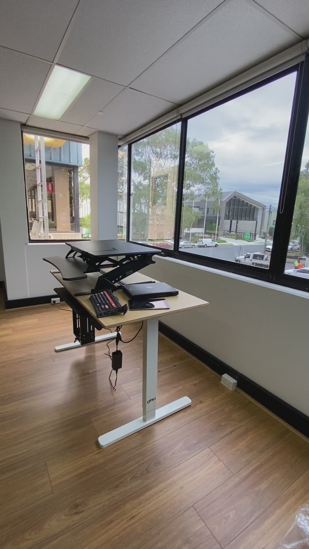 Load video: Sit Stand Desk Adjustable Riser Ergonomic Work Station 890x522mm GSD06B