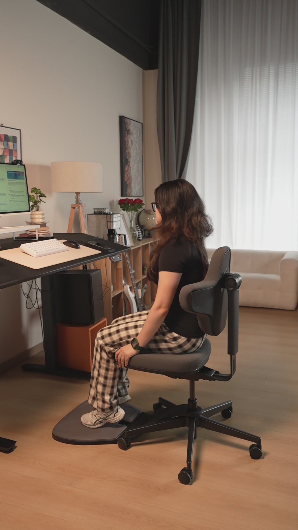Standing-Mate Chair: The First Leaning Ergonomic Chair Designed for Standing Desks