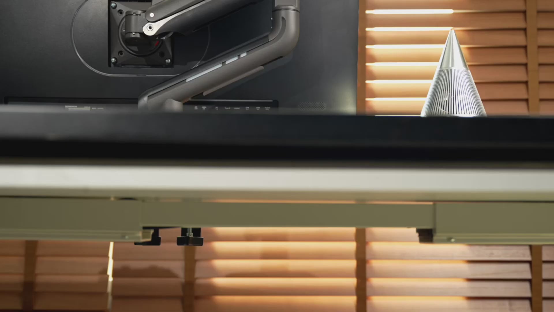 Load video: RGB LIGHT Gaming Monitor Arm for Flat/Ultrawide/Curved Screen F5