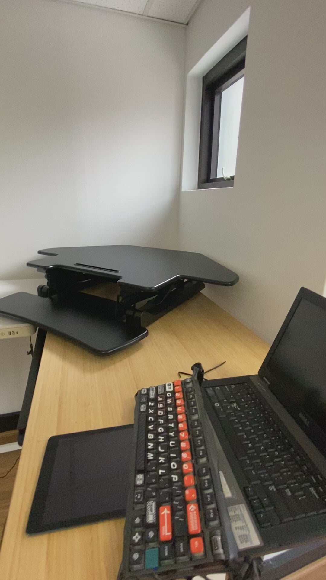 Load video: Sit Stand Desk Adjustable Riser Corner 1000x600mm GLD07T