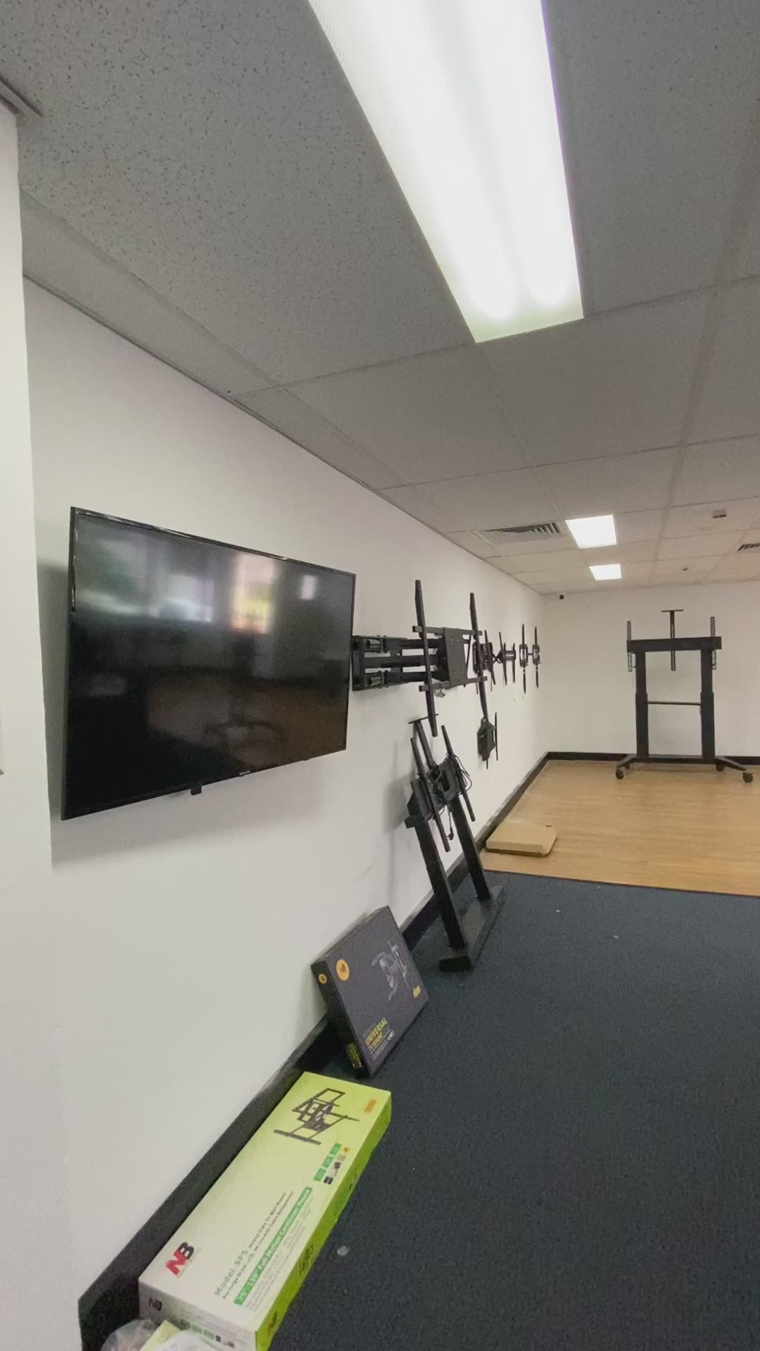 Load video: Heavy Duty Cantilever Wall Mount NBSP5 for LED TVs up to 90kg