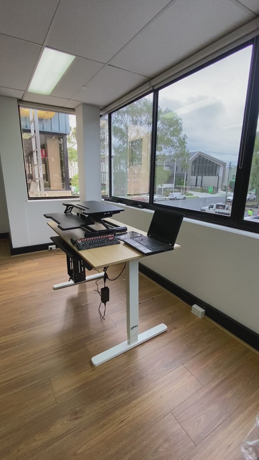 Load video: Sit Stand Desk Adjustable Riser Ergonomic Work Station 720x400mm GSD66HC-28M